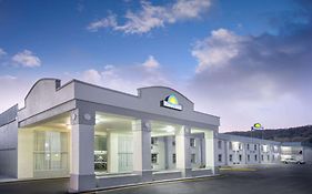 Days Inn By Wyndham Roanoke Hollins Near I-81